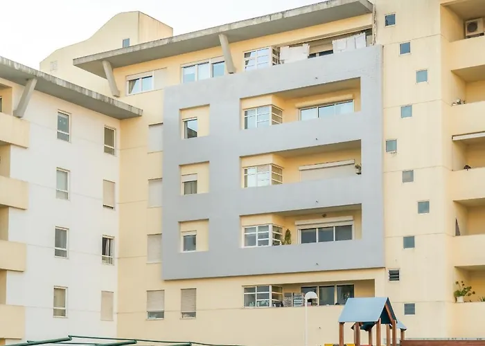 T3 Com Piscina Tenis Ginasio E Parq Infant * Lisbon