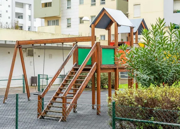 T3 Com Piscina Tenis Ginasio E Parq Infant * Lisboa